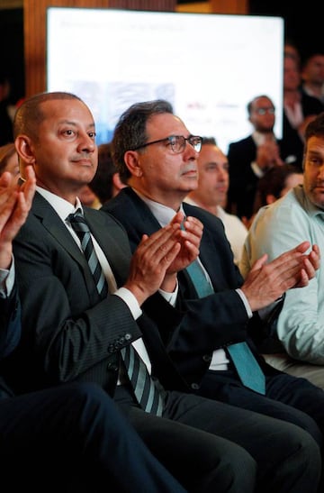 Murthy, junto al presidente de ADU Mediterráneo, José Luis Santa Isabel.