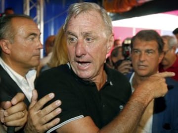 28. Johan Cruyff. Considerado como uno de los mejores futbolistas de la historia. A inicios de los 90', como entrenador, ganó prácticamente todo con el Barcelona.