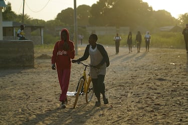 La llegada de alumnos al colegio cada mañana. Algunos de ellos, antes de entrar, comprar algún alimento de desayuno y otros, posteriormente, el bocadillo. El curso escolar dura desde octubre hasta junio o julio en función del año. Es habitual cada mañana ver una sonrisa en la mayoría de los niños y adolescentes. 