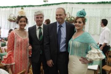 El presidente del Betis, Miguel Guillén, y el entrenador, Pepe Mel brindando en la Feria de Abril