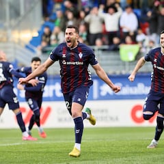 Ipurua se abona a la épica para rematar al líder en el descuento