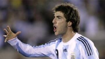 <b>Higuaín</b>, con la camiseta albiceleste en un partido amistoso frente a Guatemala, en 2008.