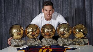 Leo Messi posa con sus cinco balones de oro