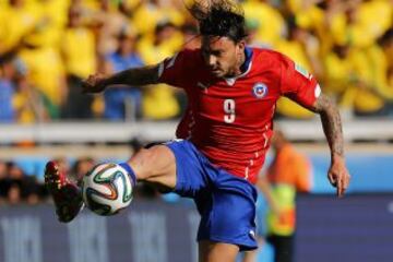 Mauricio Pinilla controlando el balón. En los 33' que jugó, el delantero sería protagonista en una jugada que hasta hoy es recordada.