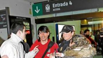 <b>ACLAMADO. </b>Agüero fue el jugador del Atlético más solicitado a la llegada del Atlético a Zaragoza.