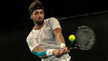 Nikoloz Basilashvili devuelve una bola durante su partido ante Pablo Cuevas en la ATP Cup 2020.