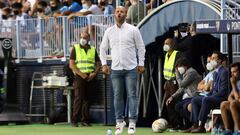 Jos&eacute; Alberto, en la banda de La Rosaleda durante el M&aacute;laga - Girona.