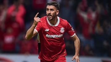 Paulinho festejando un gol con Toluca en el Clausura 2026.