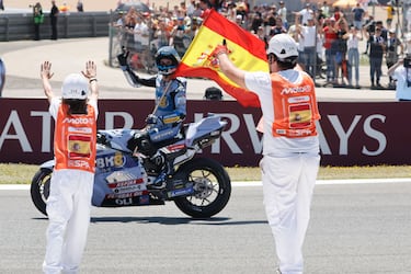 El piloto español Álex Márquez de BK8 Gresini Racing MotoGP celebra su victoria en la carrera de MotoGP del Gran Premio de España.