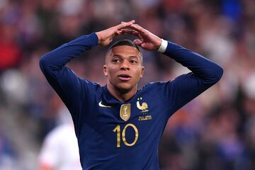La selecci車n francesa venci車 2-0 ante Austria para evitar el descenso a la Liga B de la Nations League. Mbapp谷 abri車 el marcador con un golazo y lo celebr車 'disparando una fotograf赤a'.