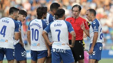 Varios jugadores del Tenerife reclaman al colegiado.