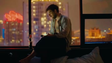 Alberto Alepuz, Perropro, en una ventana de un hotel en China