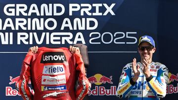 Marc y Álex Márquez, en el podio de Misano.