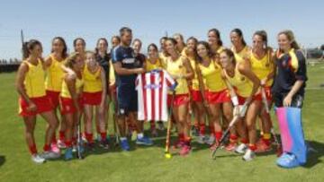 VISITA. Simeone, con las jugadoras de la Selección de hockey hierba.