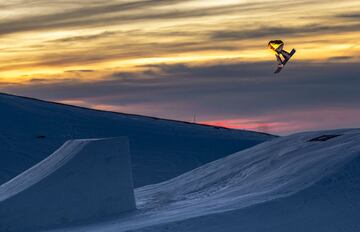 Sesión de saltos al atardecer en el Snowpark Sulayr, en Sierra Nevada, durante el Día de Andalucía 2019.