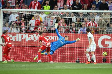 1-0. Andriy Lunin no puede evitar el primer tanto de Taty Castellanos.