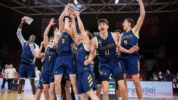 Los júnior del Madrid celebran el título conquistado en Múnich.