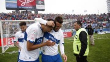 El jugador de Universidad Católica Roberto Gutierrez, derecha, celebra con sus compañeros su gol contra Colo Colo