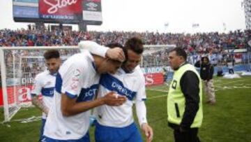 El jugador de Universidad Cat&oacute;lica Roberto Gutierrez, derecha, celebra con sus compa&ntilde;eros su gol contra Colo Colo