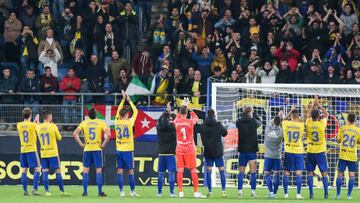 Los jugadores del Cádiz agradecen el apoyo recibido a sus aficionados.