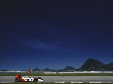 Como cada año desde que debutó, Senna iniciaba otra campaña de F1 en Brasil, pero lo hacía con los que iban a ser los colores más importantes de su vida: los de McLaren Honda. Todo empezó aquel primer fin de semana de abril de 1988, también su rivalidad con Prost. De primeras, le ganó la partida al francés con la pole en su estreno en Woking por seis décimas y con Mansell entre medias. Pero en carrera tuvo que cambiar de coche y pilotar el de reserva, adaptado a Prost, por problemas de cambio en el suyo y fue descalificado tras llegar a ser segundo desde el fondo de la parrilla.