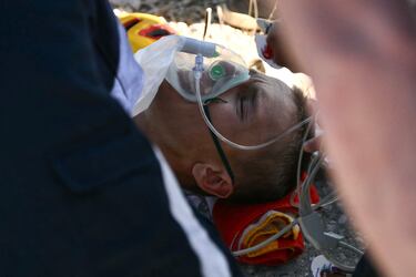 Tobias Johannessen, octavo en la genera, se fue al suelo nada más cruzar la meta en el Mont Ventoux. Tuvo que ser auxiliado y trasladado el hospital. 'Tobias tuvo problemas estomacales después de la meta. Recibió atención médica de inmediato, lo cual me alegra mucho. Está en la ambulancia y se siente mejor', contó el equipo médico del Uno-X.