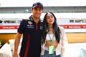 El piloto Sergio Pérez posa para una foto con la cantante Nicki Nicole.