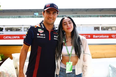 El piloto Sergio Pérez posa para una foto con la cantante Nicki Nicole.