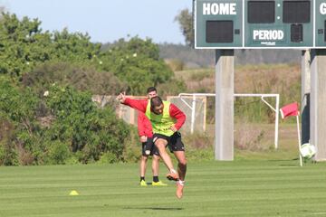 El Bayer Leverkusen entrena en el campo deportivo del Omni Resort. 