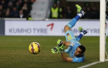 Bravo efectúa una parada en partido ante el Elche.
