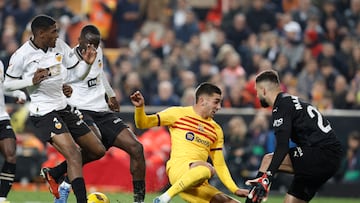 VALENCIA, 16/12/2023.- El delantero del FC Barcelona Ferrán Torres (2d) intenta superar a Giorgi Mamardashvili, guardameta del Valencia CF, durante el partido de la jornada 17 de LaLiga EA Sports que Valencia CF y FC Barcelona disputan este sábado en el estadio de Mestalla, en Valencia. EFE/Kai Forsterling
