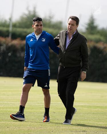 Buen ambiente en Millos: Serpa-Falcao-DT y jugadores