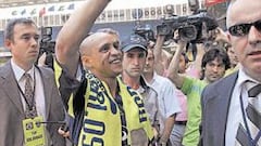 <b>OLÉ. </b>Roberto Carlos, rodeado de guardaespaldas, saluda a los aficionados del Fenerbahçe.