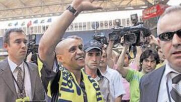 <b>OLÉ. </b>Roberto Carlos, rodeado de guardaespaldas, saluda a los aficionados del Fenerbahçe.