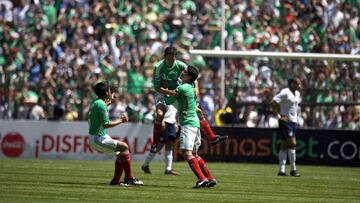 Jugadores de México festejan un gol sobre Estados Unidos en el año 2009