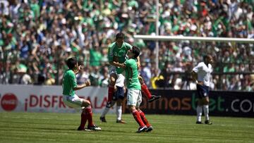 Jugadores de M&eacute;xico festejan un gol sobre Estados Unidos en el a&ntilde;o 2009