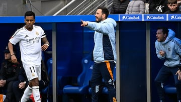 Real Madrid's Italian coach Davide Ancelotti (C), son of Carlo Ancelotti, shouts instructions to players during the Spanish league football match between Deportivo Alaves and Real Madrid CF at the Mendizorroza stadium in Vitoria on April 13, 2025. (Photo by ANDER GILLENEA / AFP)