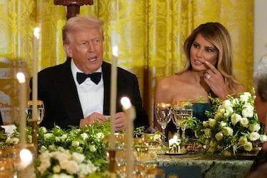 El presidente Donald Trump y la primera dama Melania Trum durante la cena con el príncipe heredero de Arabia Saudita, Mohammed bin Salman, en el Salón Este de la Casa Blanca.
