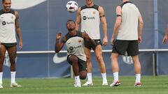 Ansu Fati controla el balón en el último entrenamiento del Barça antes de viajar a Vila-real.