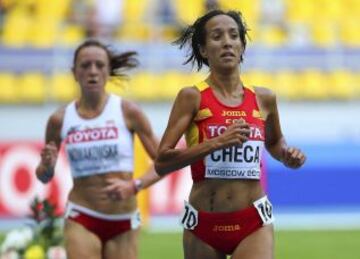 La atleta española Dolores Checa (dcha), y la polaca Dominika Nowakowska (izda) compiten en los 5.000m femeninos de los Mundiales de Atletismo Moscú 2013 que se celebran en el Estadio Olímpico Luzhnikí