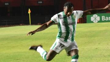 Mauricio Cuero durante un partido con Banfield.