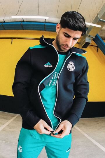 Marco Asensio con la chaqueta pre-partido sobre la tercera equipación del Real Madrid.