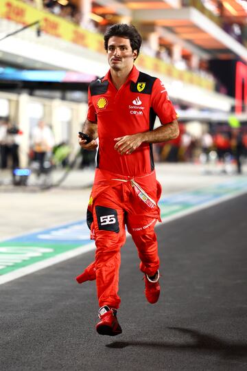 Carlos Sainz se pierde la carrera principal del GP de Qatar, no toma la salida por una fuga de gasolina que Ferrari descubrió en las comprobaciones previas a la carrera. Durante unos minutos, todos los mecánicos trabajaron alrededor del SF23 número 55 para intentar llegar a tiempo, pero a una hora de la carrera era la escudería quien confirmaba la mala noticia.