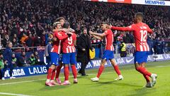 Los futbolistas del Atlético celebran el 2-1 de Memphis al Rayo Vallecano.