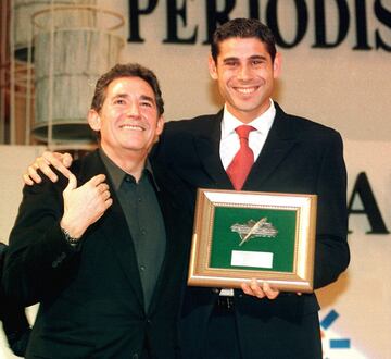 Fernando Hierro, junto al cantante Miguel R??os, tras ser galardonado con el "I Premio de los Periodistas Deportivos de Andaluc¨ªa" en 2001.