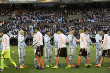 Saludos de ambos equipos antes del comienzo del partido. 