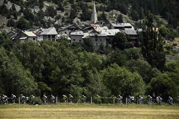 El pelotón durante la décimo octava etapa del Tour de Francia de 2017. 