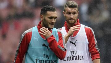 Lucas P&eacute;rez y Shkodran Mustafi, durante un calentamiento del Arsenal.