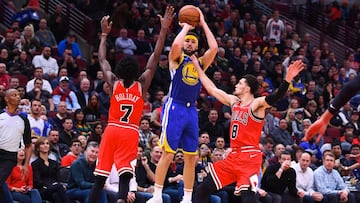 Oct 29, 2018; Chicago, IL, USA; Golden State Warriors guard Klay Thompson (11) shoots the ball against Chicago Bulls forward Justin Holiday (7) and guard Zach LaVine (8) during the second half at the United Center. Mandatory Credit: Mike DiNovo-USA TODAY Sports