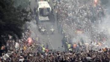 RECIBIMIENTO. La afición recibió enfervorizada al equipo en la vuelta de cuartos de Champions de la temporada pasada ante el Atlético.